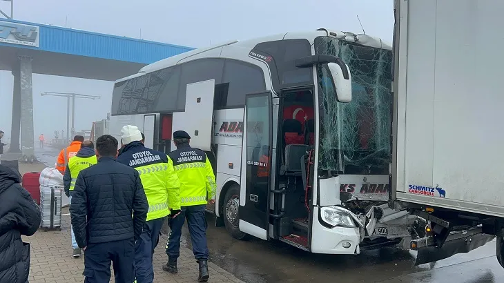 Yolcu otobüsü, önündeki TIR