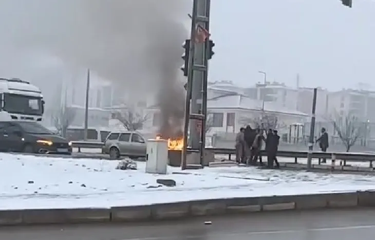 Elazığ’da seyir halindeki otomobil alev alev yandı