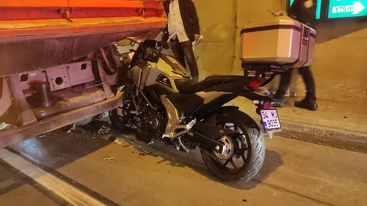 Şişli Bomonti Tüneli’nde motosiklet temizlik aracına çarptı