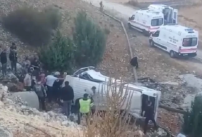 Tarım işçilerini taşıyan minibüs şarampole yuvarlandı: 5 ölü, 14 yaralı
