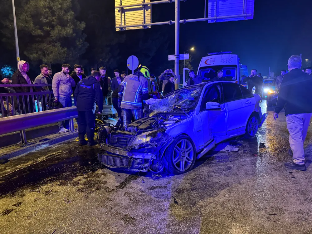 Direğe ve servis minibüsüne çarpıp hurdaya dönen araçtan yaralı kurtuldular