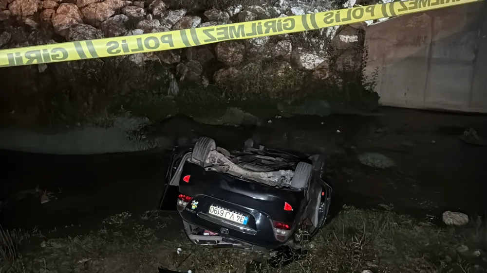 Otomobil, köprüden dereye düştü: 1 ölü, 1 yaralı