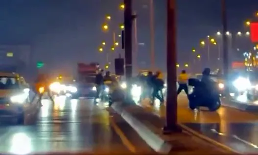 Beylikdüzü’nde D-100 yan yolda trafik kavgası kamerada