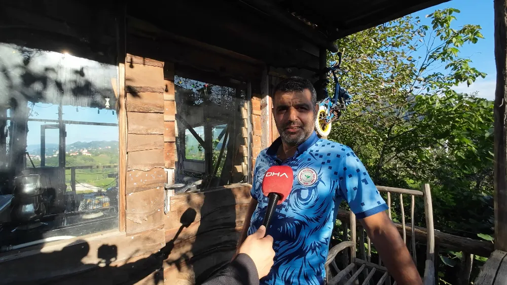 İki kardeşin hayali gerçek oldu; atık malzemeden manzaralı ağaç ev yaptılar