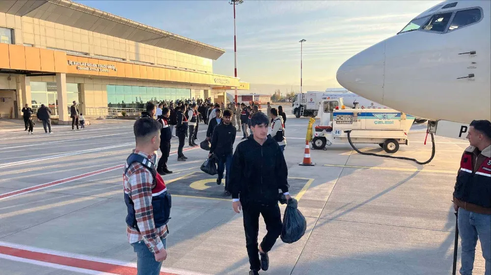 Afganistan uyruklu 300 düzensiz göçmen ülkelerine gönderildi