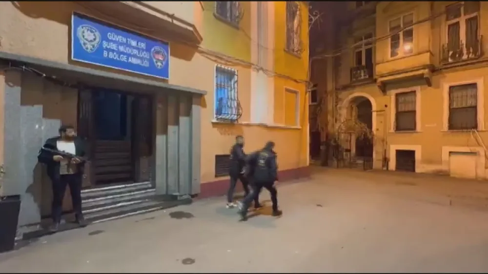  Taksim’de kaldırımda uyuyan kişinin cebinden telefonunu çalan şahıs tutuklandı