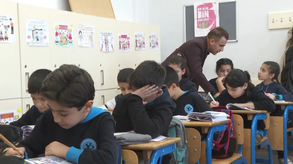 Osman öğretmen, depremzede çocuklara hem öğretmen hem rehber oldu