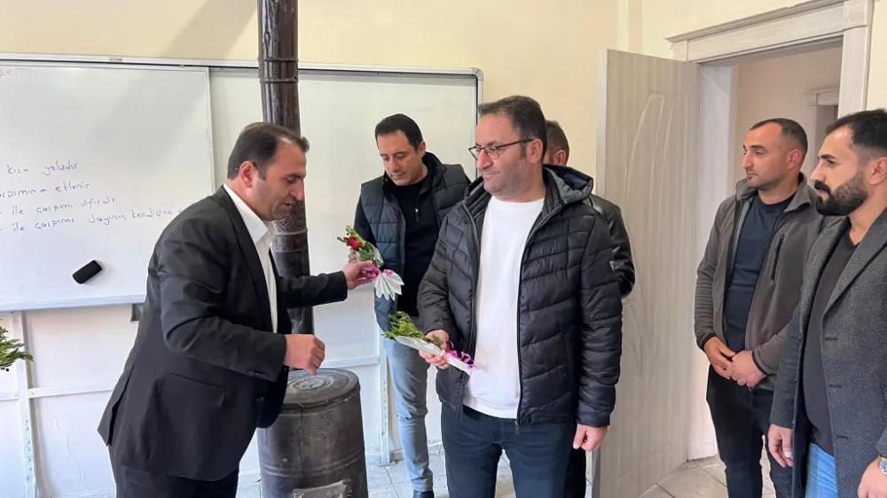 Yüksekovalı baklavacı, köy okullarındaki öğretmenlere baklava ikram edip, gül takdim etti