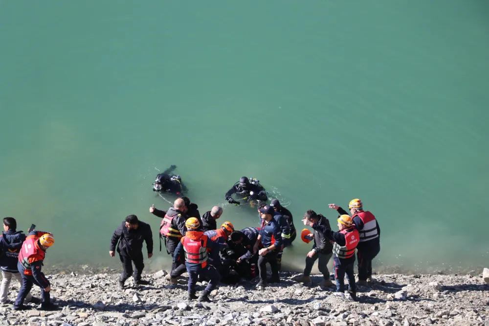 Otomobil baraj gölüne yuvarlandı; 2 kişi öldü, 1 kişi aranıyor