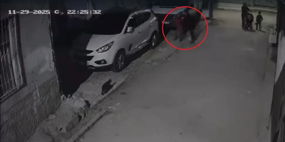 Başını otomobile çarptığı çocuğu yere fırlattı; o anlar kamerada