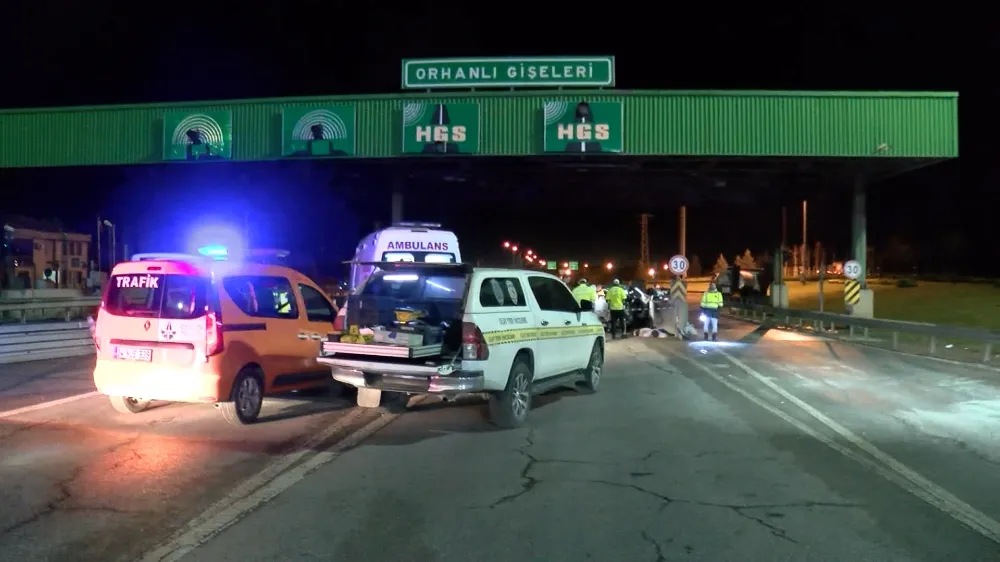  Tuzla’da otomobiliyle gişelere çarpan asistan doktor hayatını kaybetti
