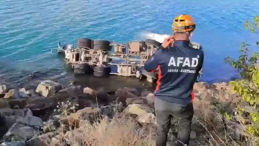 Hazar Gölü’ne uçan beton mikserinin şoförü kurtarıldı