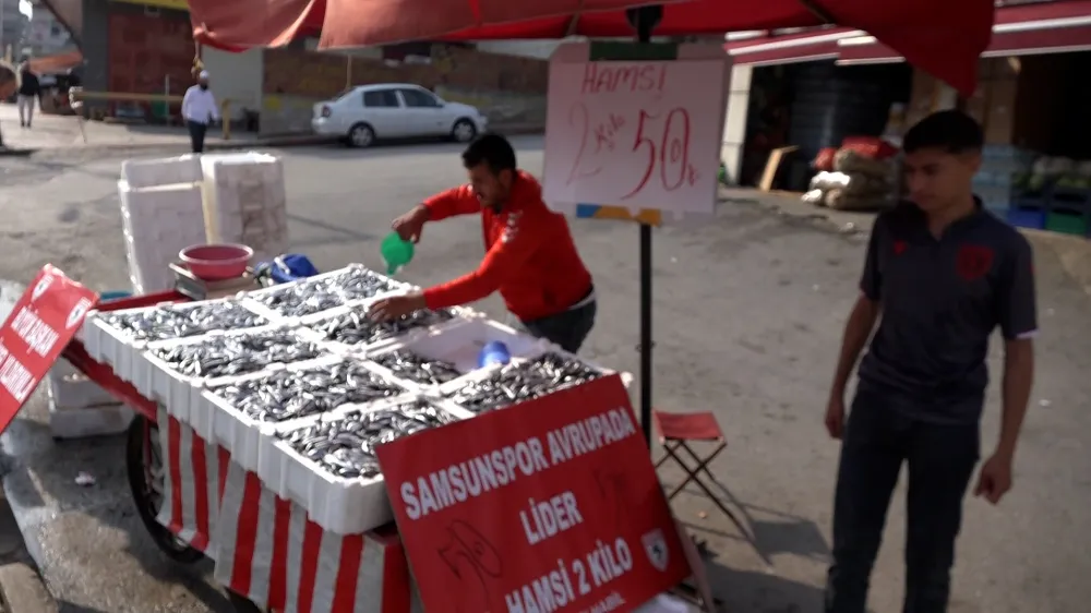 Samsunspor’un başarısını, 75 kasa hamsiyi, kilosunu 25 TL’den satarak kutladı