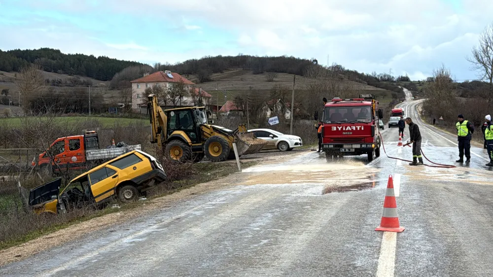 Hafif ticari araç ile otomobil çarpıştı: 2’si çocuk, 6 yaralı