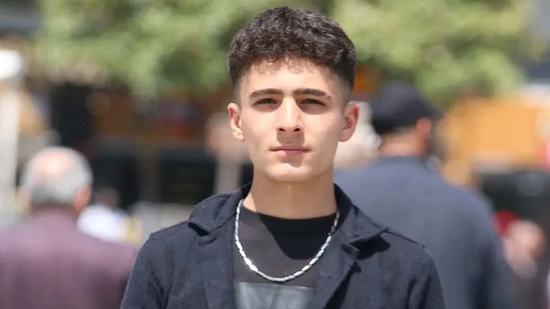 Kavgada aldığı yumrukla düşüp başını kaldırıma çarpan genç,14 gün sonra öldü