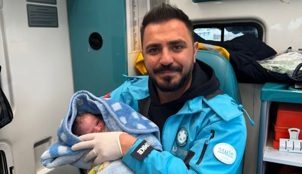 Ambulansta doğan bebeğe sağlık personelinin adı verildi