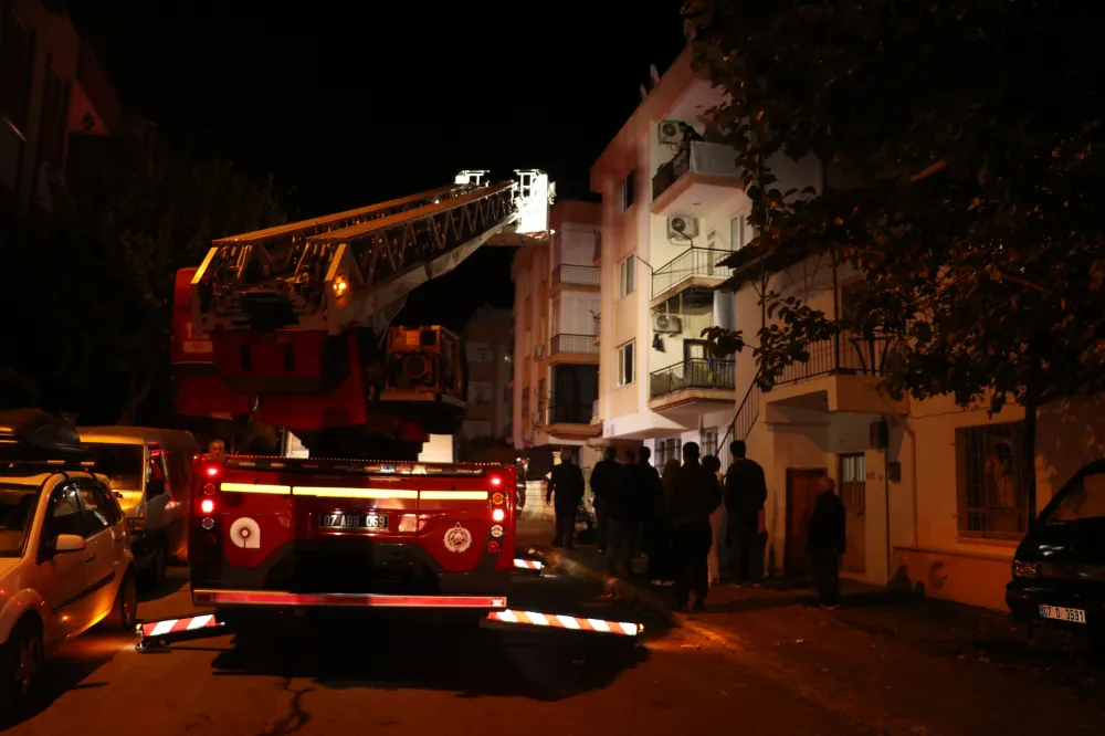 Evde çıkan yangında karşı apartmanda oturan anne ve çocukları dumandan etkilendi