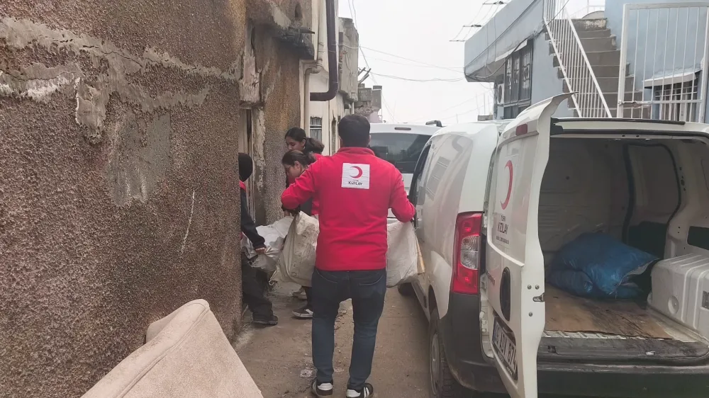 Mardin’de öğrencilerden ihtiyaç sahibi aileye yakacak yardımı
