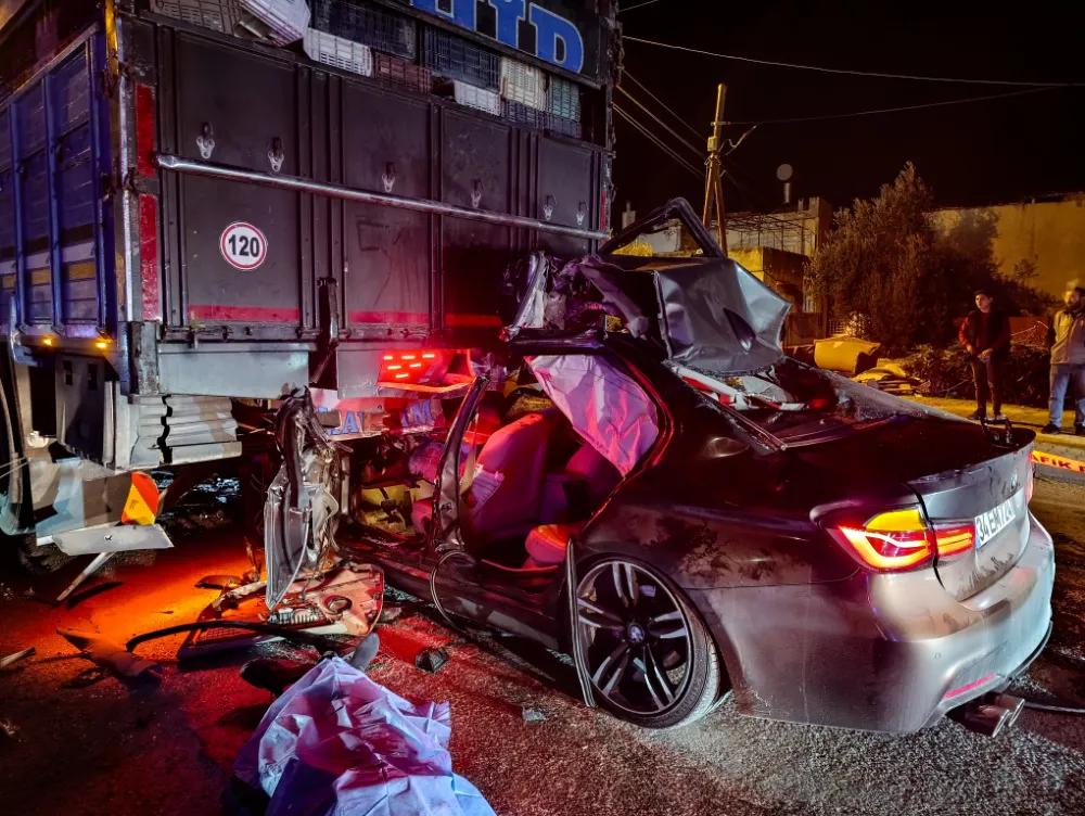 Kaza sonucu yolda duran kamyona otomobil çarptı; 1 ölü, 2 yaralı