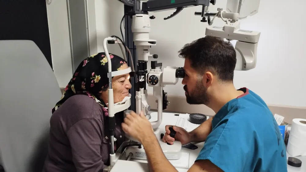 55 yıl önce görme yetisi kaybolan sağ gözü ameliyatla görmeye başladı