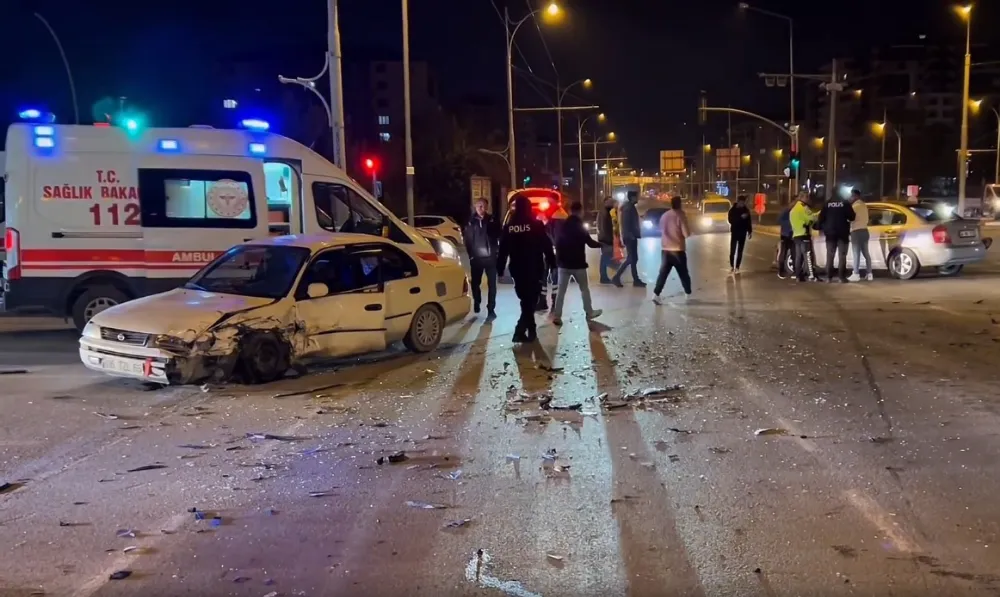 Çöşnük Kavşağı’nda İki Otomobil Çarpıştı: 6 Yaralı