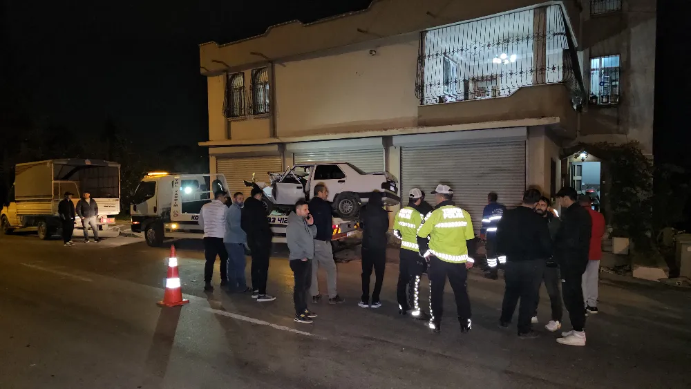 Çocuğun kullandığı otomobil, kamyonetle çarpıştıktan sonra evin duvarına vurdu: 1 ölü, 1 yaralı