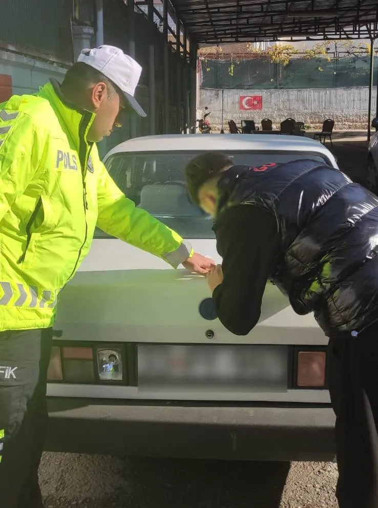 Aracının Camındaki Yazı Nedeniyle Sürücüye Para Cezası Uygulandı