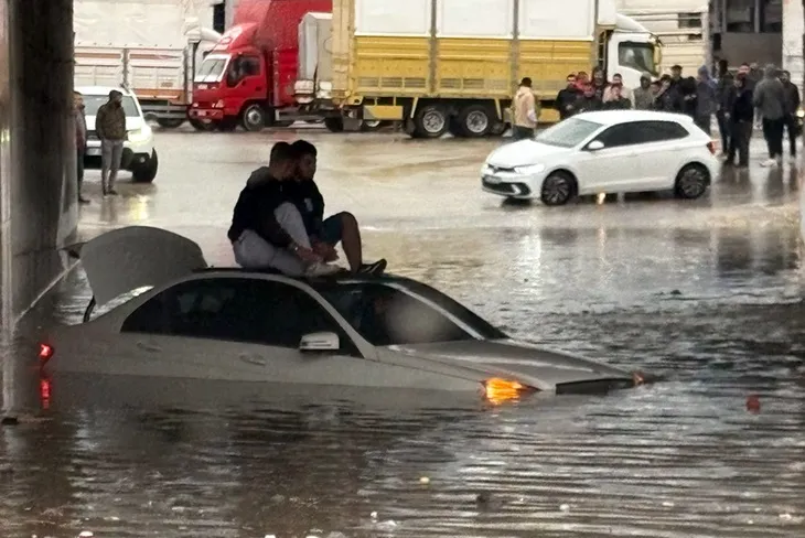 Antalya ve ilçelerinde sağanak etkili oldu