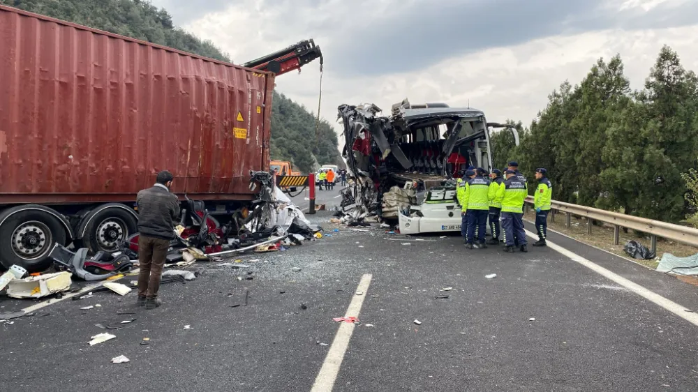 Yolcu otobüsü, otoyolda TIR