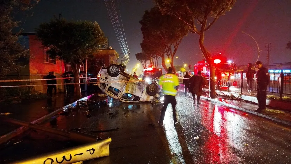 Sürücünün kontrolünü yitirdiği otomobil, aydınlatma direğine çarpıp, takla attı; 2 yaralı
