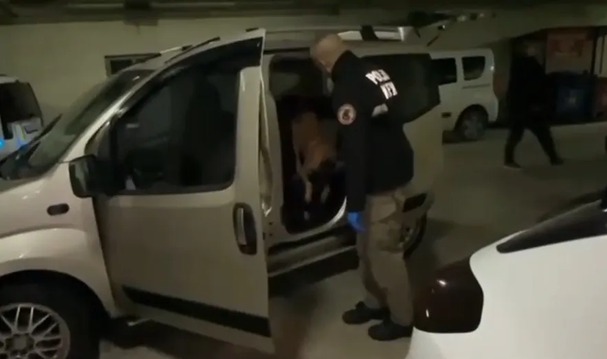 Aracın kapılarına gizlenmiş kokaini 