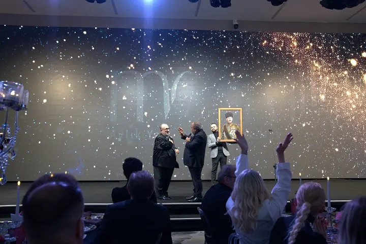 ‘O bizim en kıymetlimiz’ deyip, müzayedede Atatürk portresini satıştan çıkardı