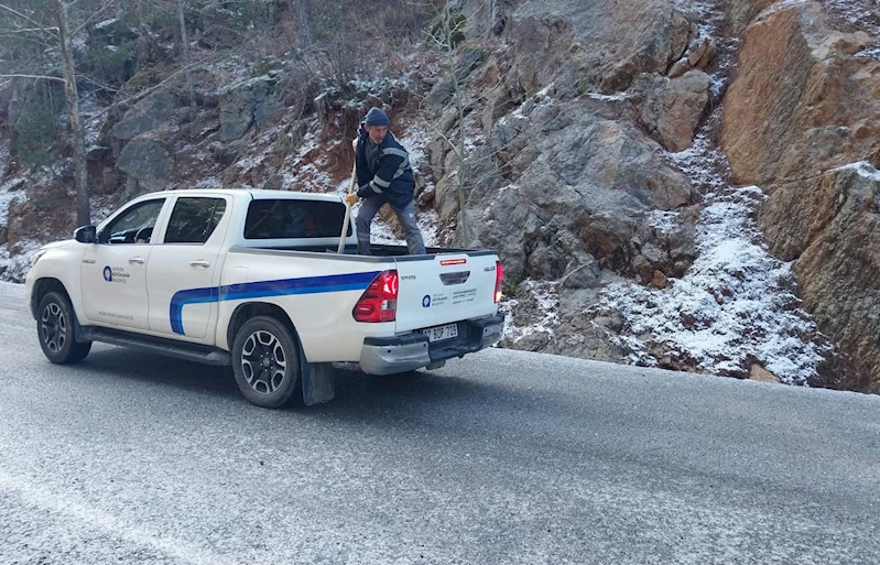 Büyükşehir’den yayla yollarında tuzlama çalışması 