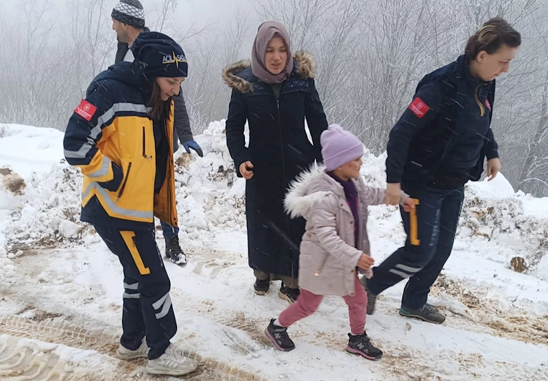 Yüzü yanan Eslem, yolu kapanan mezradan arazi tipi ambulansla alınıp hastaneye ulaştırıldı