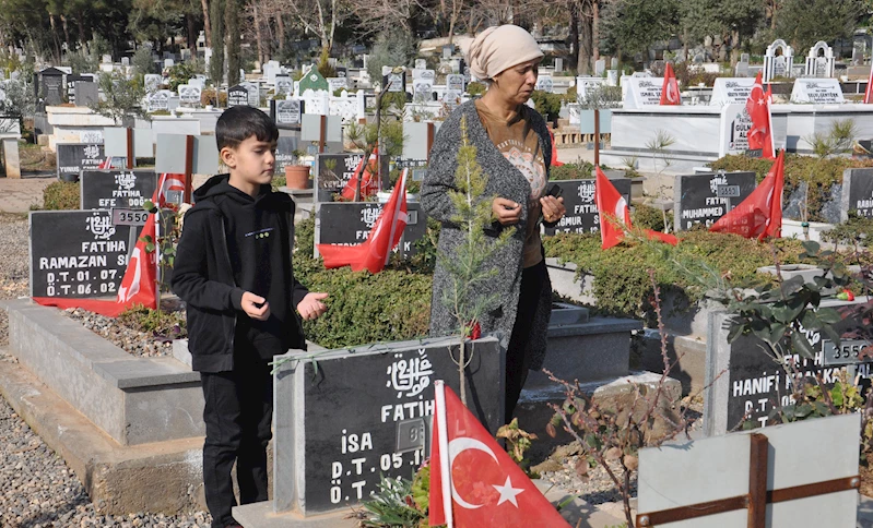 Depremde ölen eşinin mezarını ziyaret edip, karanfil bırakarak Sevgililer Günü’nü kutladı