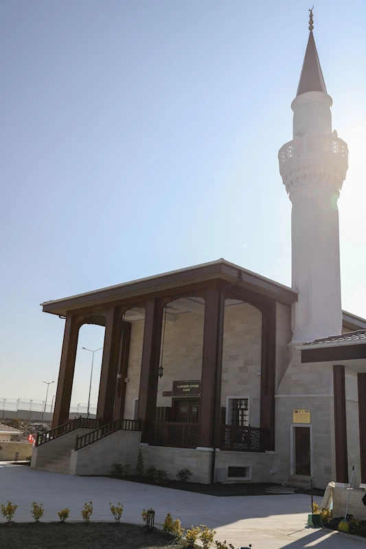 İHH’nın yaptırdığı Selahaddin Eyyubi Cami, hizmete açıldı