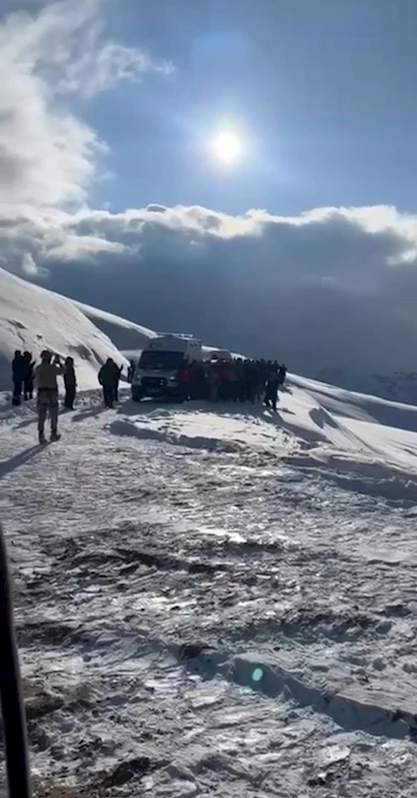 Yuvarlanan iş makinesi operatörü, askeri helikopterle hastaneye ulaştırıldı