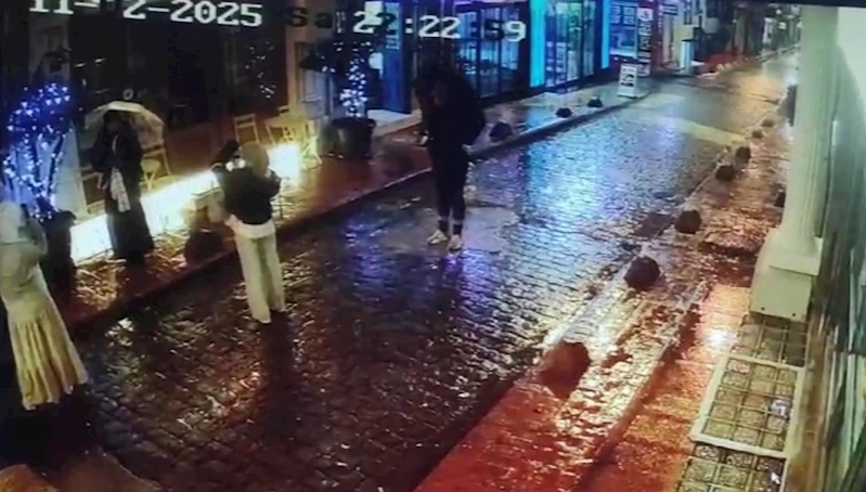 Taksim’de arkadaşının fotoğrafını çeken turist kapkaça uğradı; o anlar kamerada 