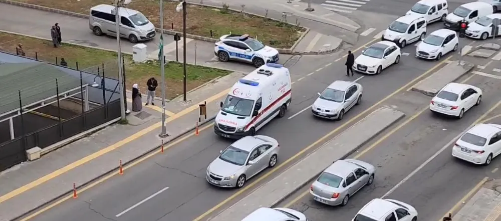 Darbettiği eşini hastaneye götüren ambulansı takip edip, durdurmak istedi; o anlar kamerada