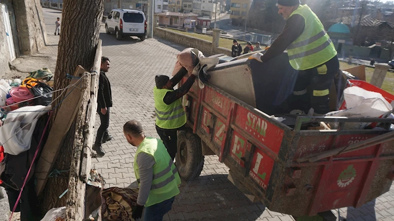 Kötü koku gelen evden 1 traktör atık malzeme çıktı; yardım eli uzandı