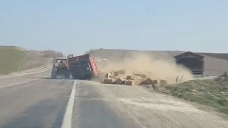 Fazla saman balyası yüklenen traktörün römorku devrildi; o anlar kamerada