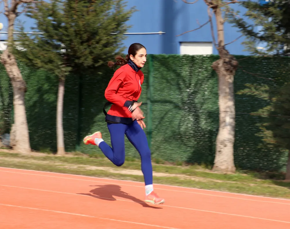 Hastalığa yenilmedi, azmiyle atletizmde Türkiye rekoru kırdı