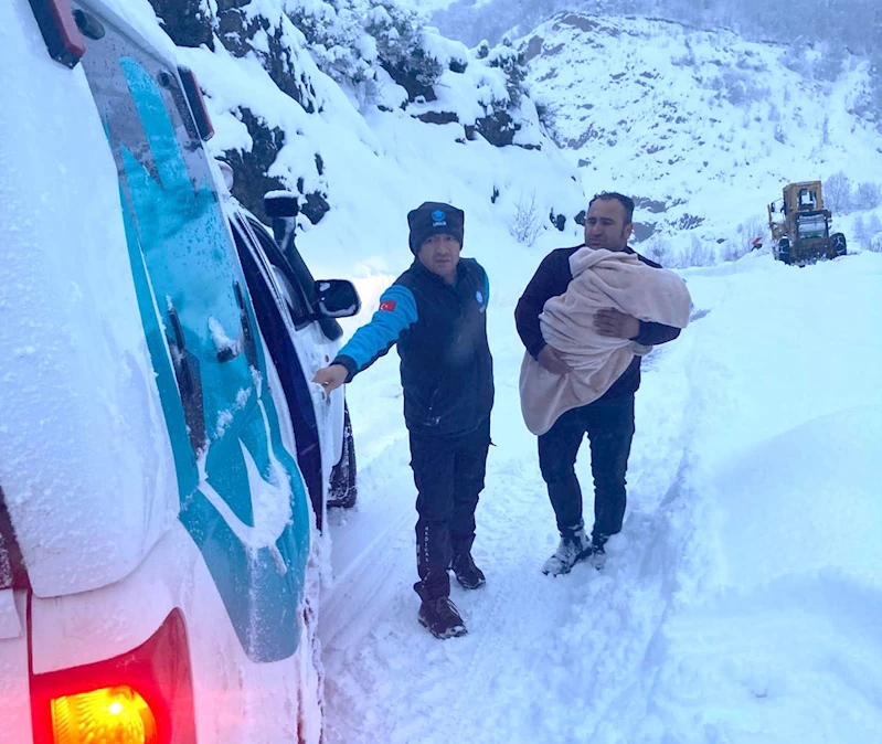 Ekipler, karlı yolları aşıp, 2’si bebek 3 kişiyi hastaneye ulaştırdı