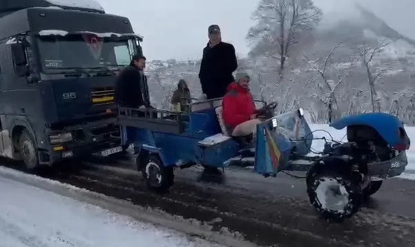 Ordu’da 750 kiloluk patpat,karda kalan 25 tonluk TIR’ı çekti