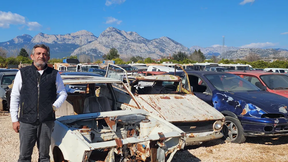 Antalya’da yediemin otoparklarında yer yokluğundan araçlar üst üste konuluyor