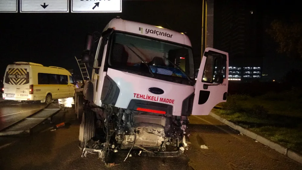 Kontrolünü kaybeden tanker,karşı şeride geçip taksiye çarptı