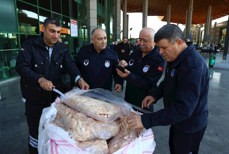 Zabıta otobüsle gönderilen 300 kilo sakatata el koydu