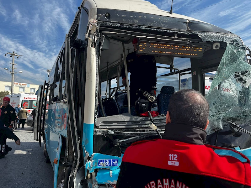 Rampa çıkarken geri kayan kum yüklü kamyon, otobüse çarptı: 11 yaralı