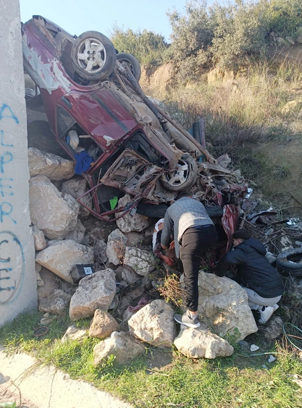 Kaza yaptığı otomobilde sıkıştı, itfaiye kurtardı