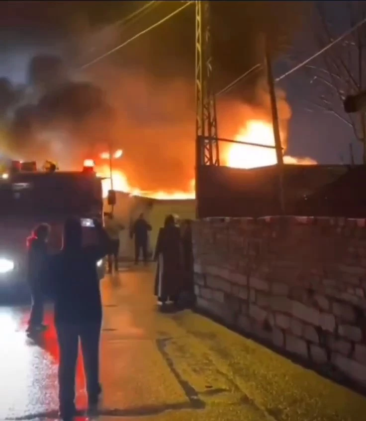 İstanbul - Sultangazi’de boş gecekonduda başlayan yangın, bitişikteki iş yerine sıçradı